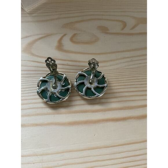 Vintage Lisner Green Clip-On Earrings With Silver-Tone Metal Accents - Picture 2 of 5